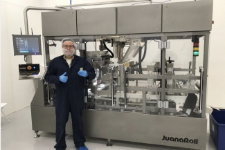 JuanaRoll pre roll machine with customer